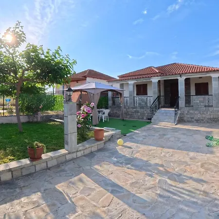 בית נופש Thomas House - Xristos