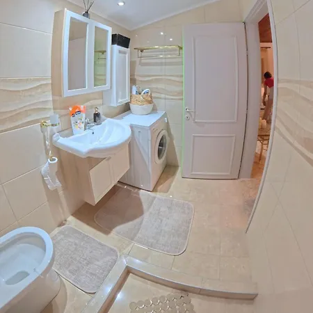 Thomas House - Xristos
