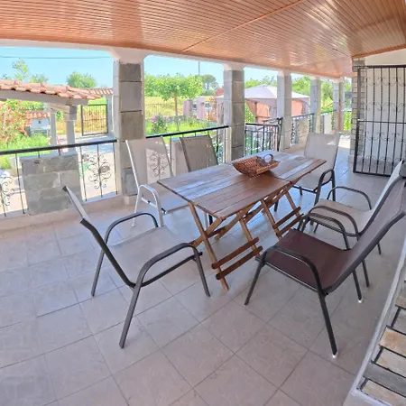 בית נופש Thomas House - Xristos